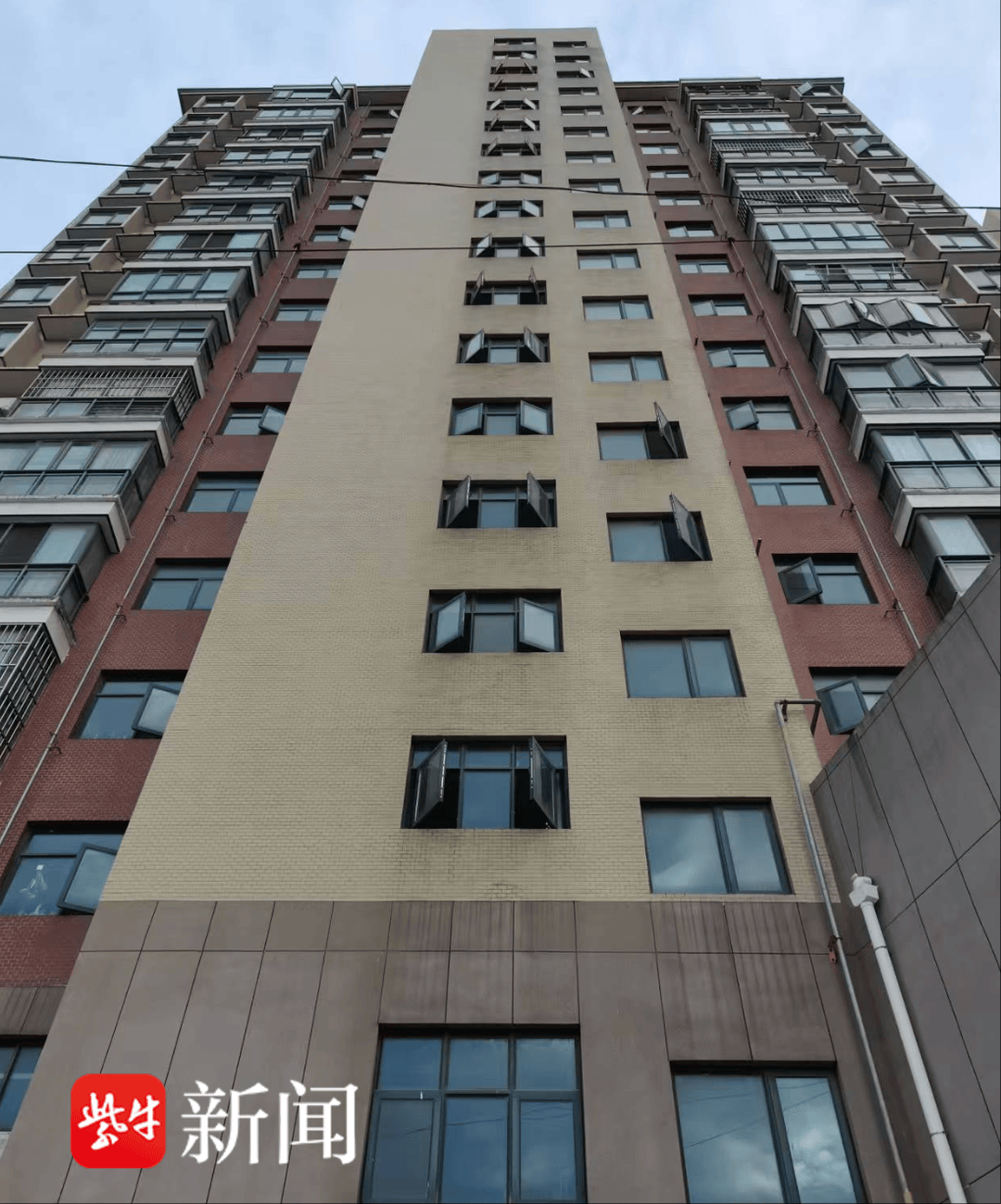 3岁女童从16层楼道坠下身亡：家属认为窗户未达安全标准<strong></p>
<p>okb发行价</strong>，物业称待司法判决