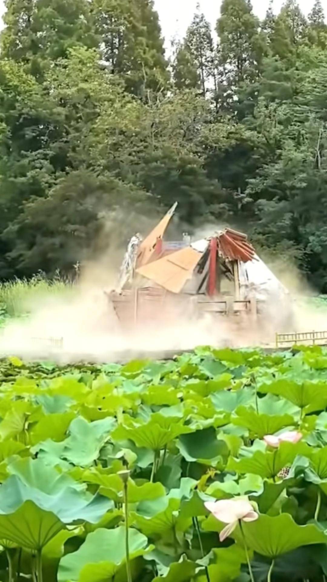 青岛中山公园一凉亭突然倒塌：一年前刚完成修缮<strong></p>
<p>okb大跌</strong>，园方称无伤亡原因待查