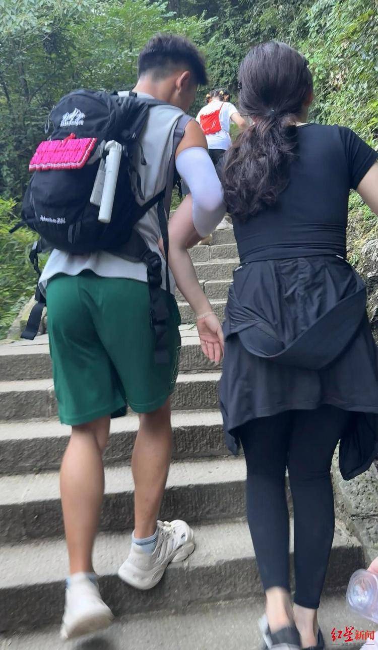 揭秘峨眉山陪爬团队：已陪爬千名游客九成为女性<strong></p>
<p>okb</strong>，不会主动拉背扛抱，主要保障安全