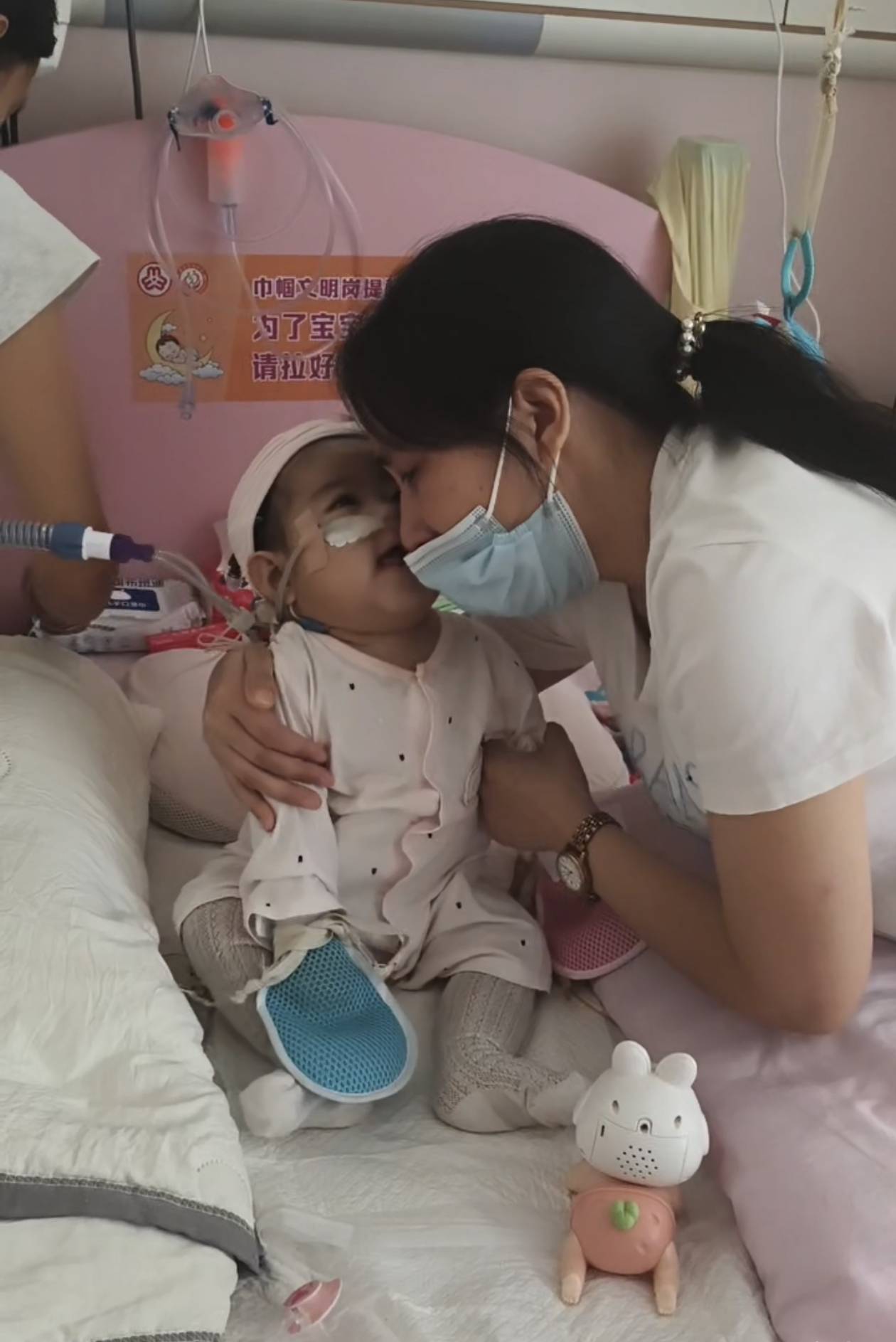 奶奶在哭<strong></p>
<p>okt实时</strong>，宝宝在笑！40天女婴重病，00后父亲割肝救女，术后这一幕让网友泪奔