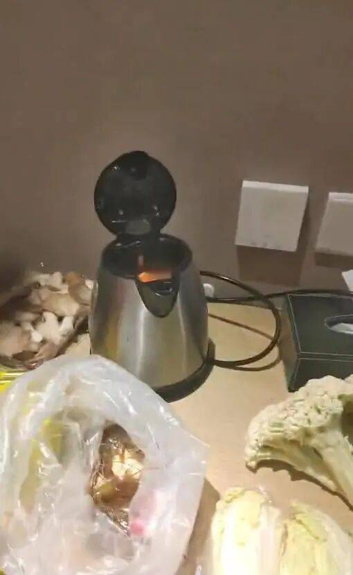 男子发视频“炫耀”用客房水壶煮火锅<strong></p>
<p>okt实时</strong>，当事酒店回应