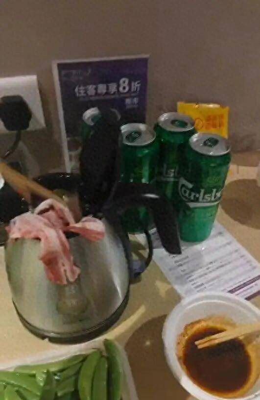 男子在澳门某酒店用水壶煮火锅<strong></p>
<p>okx</strong>，负责人：会警告，若损坏需照价赔偿