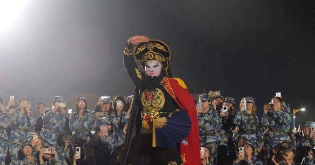 兰州大学军训期间大一女生表演川剧吐火<strong></p>
<p>shib币最新价格</strong>，校方：学生来自东北，因个人爱好自学