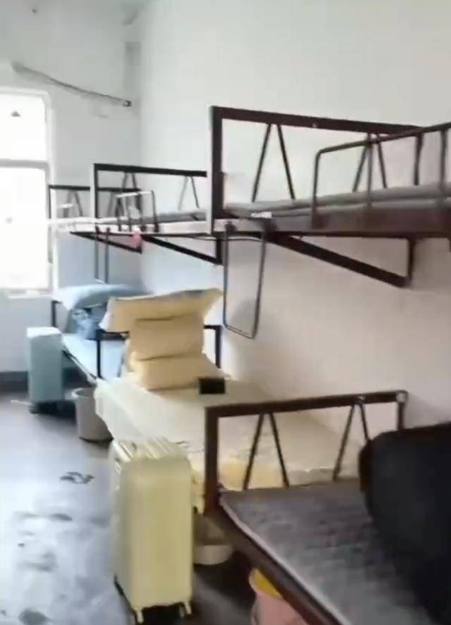 湖南一学生宿舍床铺仅用三角铁和螺丝固定<strong></p>
<p>shib币最新价格</strong>，学校回应