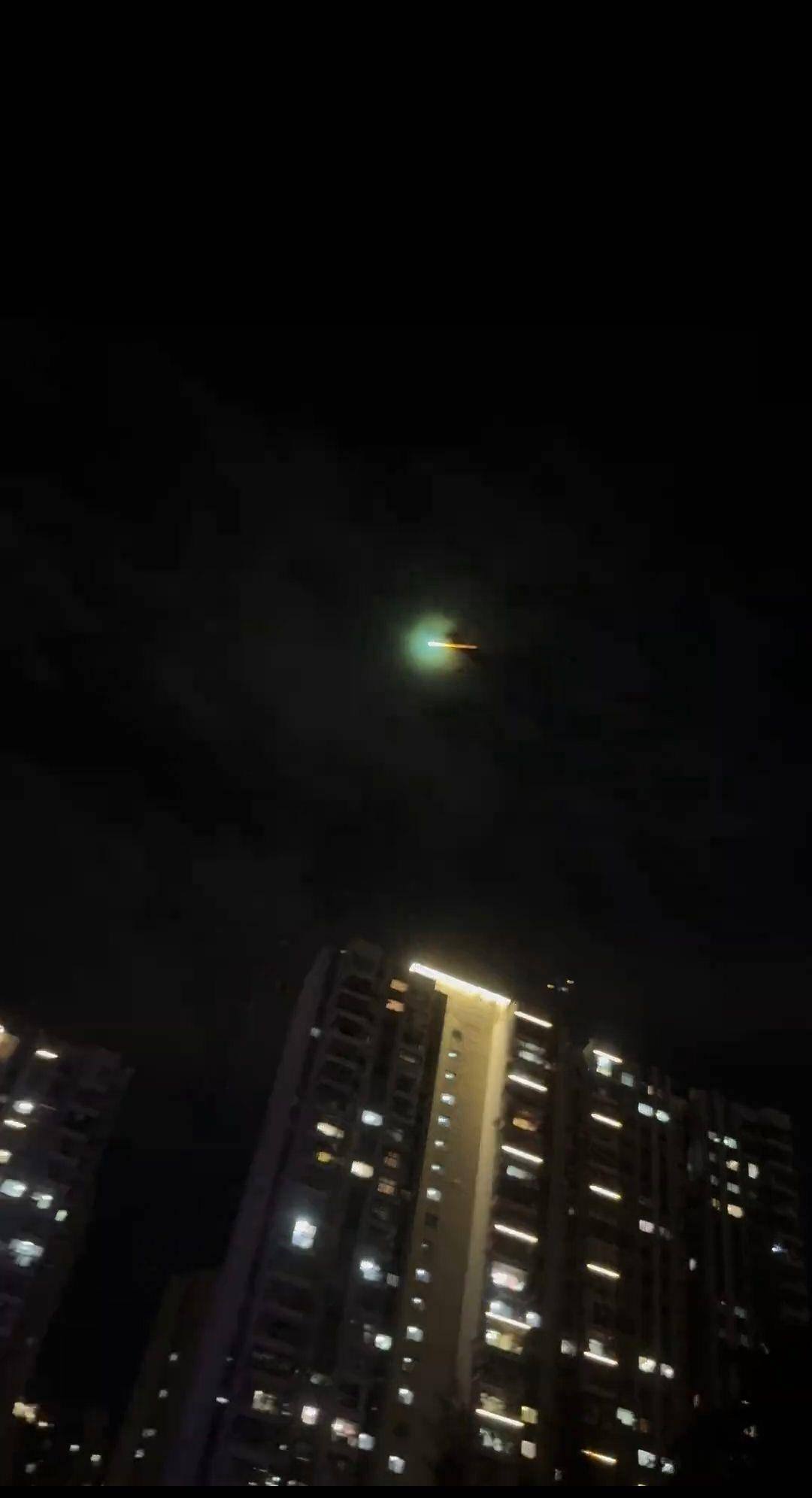 福建多地夜空现不明飞行物？目击者称速度极快放蓝绿色光芒<strong></p>
<p>SHIB币</strong>，专家回应