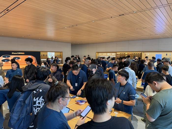 iPhone 17正式开售<strong></p>
<p>shib价格</strong>，橙色Pro Max黄牛最高加价1500元