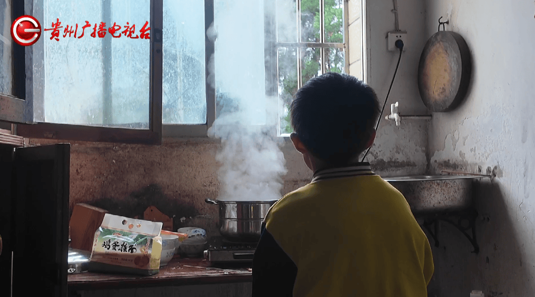 心酸！12岁男孩“独居”贵阳一安置房内<strong></p>
<p>shib价格</strong>，父亲回应：迫于无奈，因为……