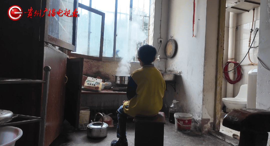 心酸！12岁男孩“独居”贵阳一安置房内<strong></p>
<p>shib价格</strong>，父亲回应：迫于无奈，因为……