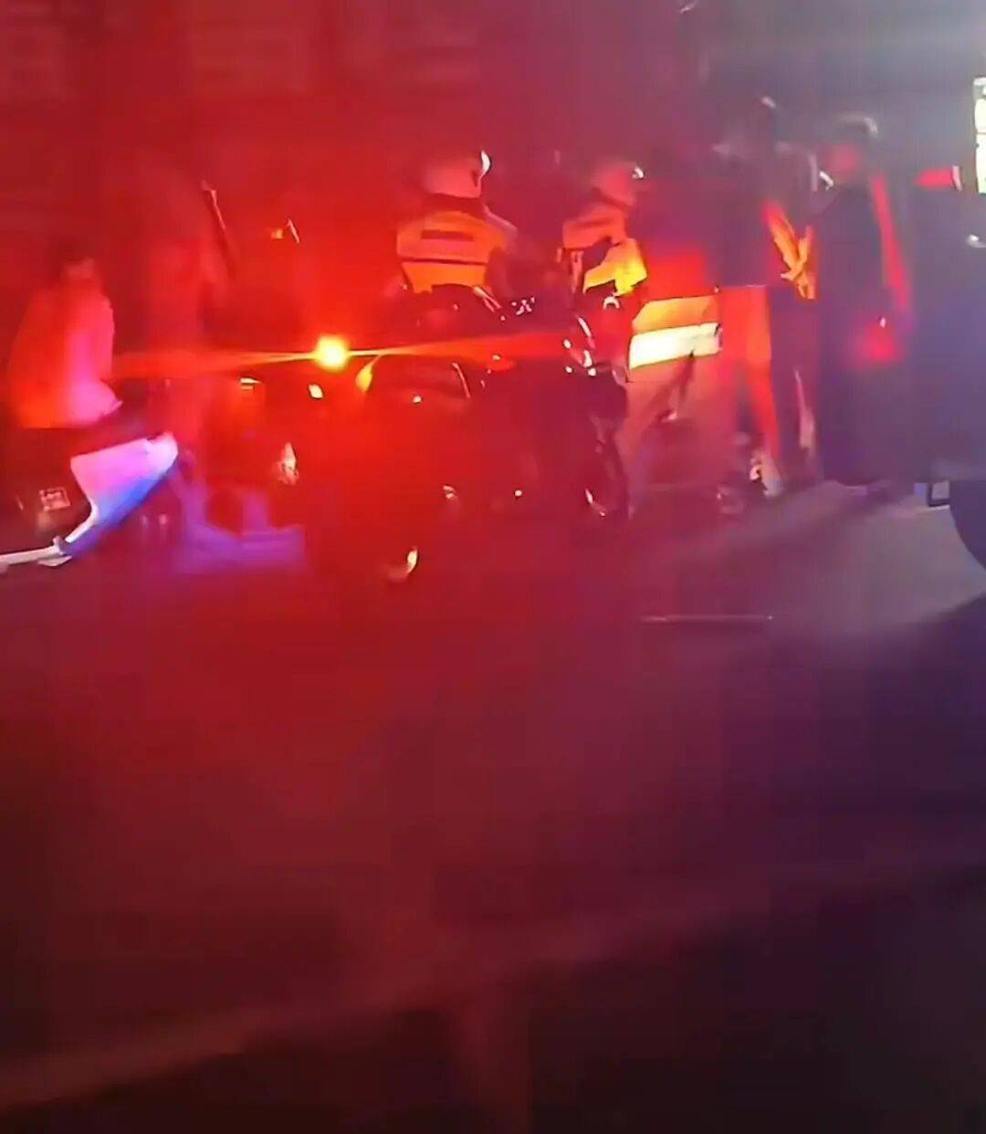 赣州警方通报“一餐饮店深夜多人打架斗殴”：2人酒后与邻桌发生冲突<strong></p>
<p>shib币前景</strong>，用酒瓶砸伤对方，并取刀致对方轻伤，涉案人员已被采取强制措施