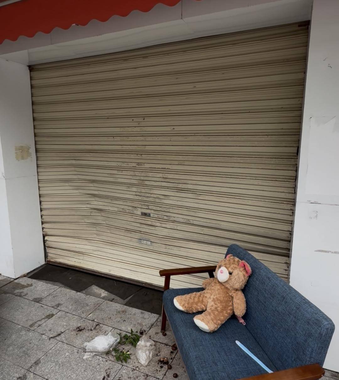 台风天珠海一司机驾越野车造浪冲破多家店玻璃<strong></p>
<p>tp钱包</strong>，警方：行拘10日！
