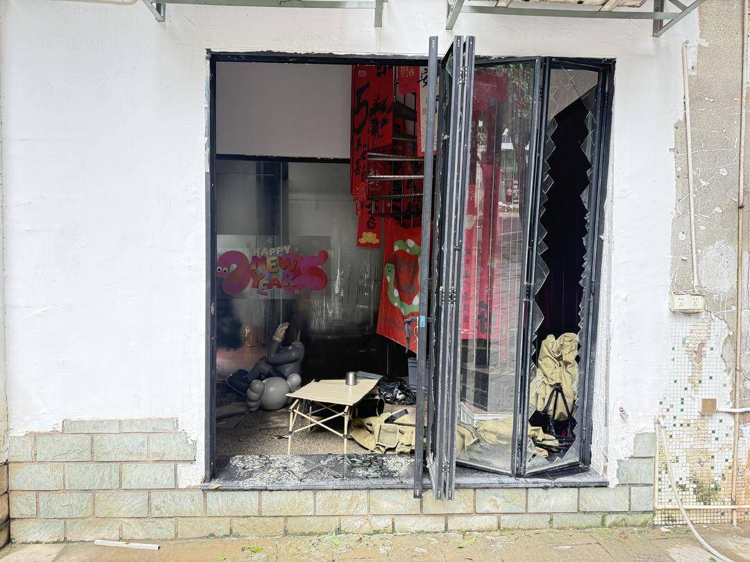 台风天珠海一司机驾越野车造浪冲破多家店玻璃<strong></p>
<p>tp钱包</strong>，警方：行拘10日！