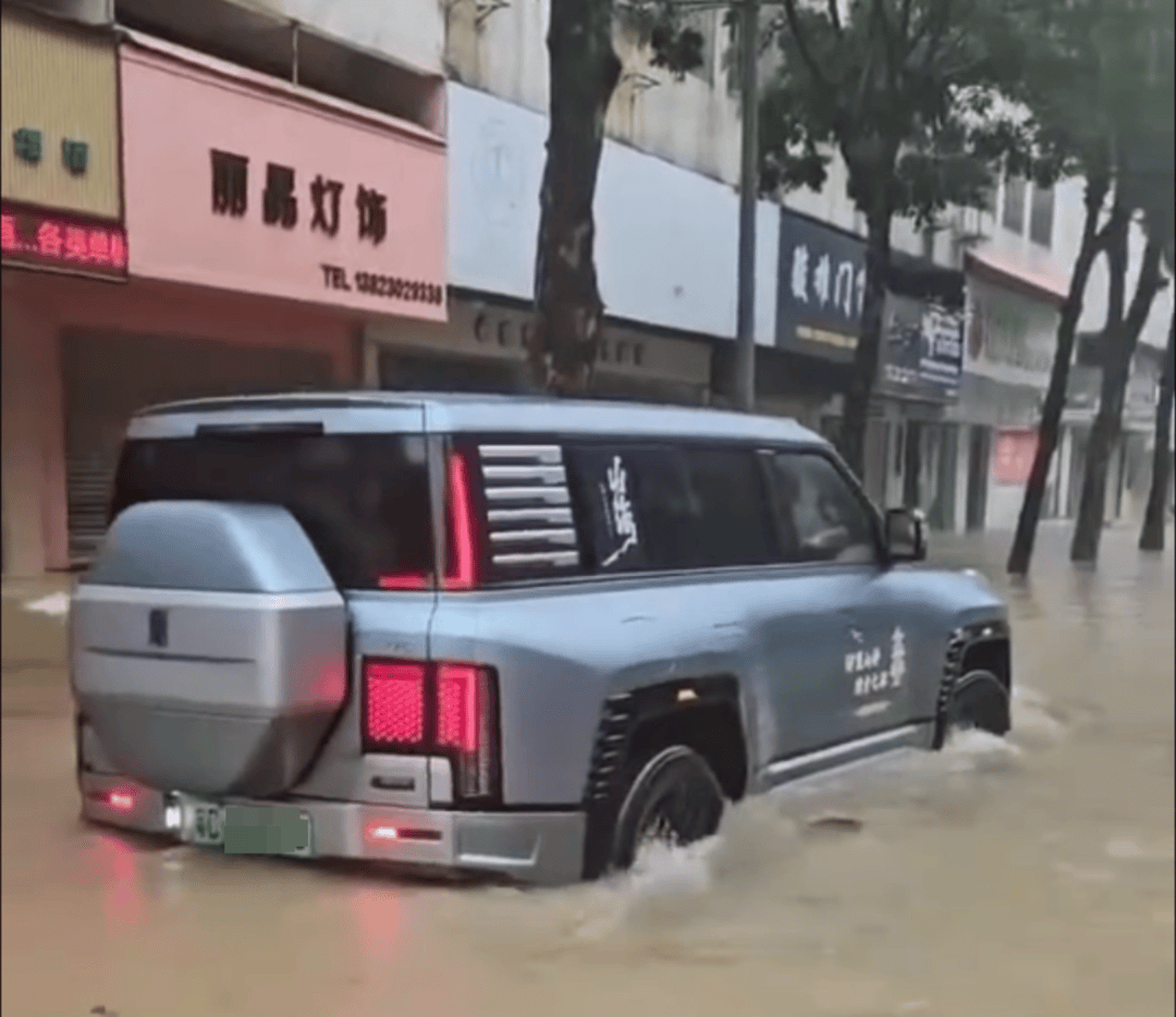台风天珠海一司机驾越野车造浪冲破多家店玻璃<strong></p>
<p>tp钱包</strong>，警方：行拘10日！