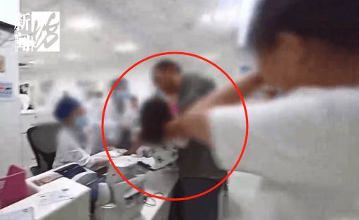 事发上海晚高峰！汹涌车流中<strong></p>
<p>tp钱包官方下载</strong>，一男子绝望跳车，直奔民警而去……