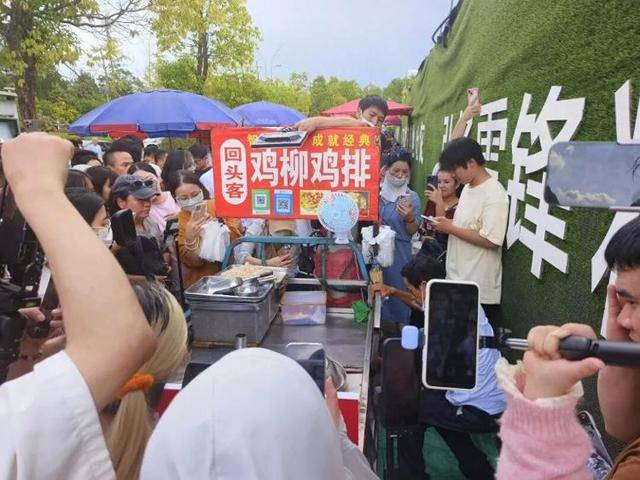 被流量砸中的“鸡排哥”：炸到中暑<strong></p>
<p>tp钱包官方下载</strong>，每天睡三四个小时，怕辜负顾客不舍得休息