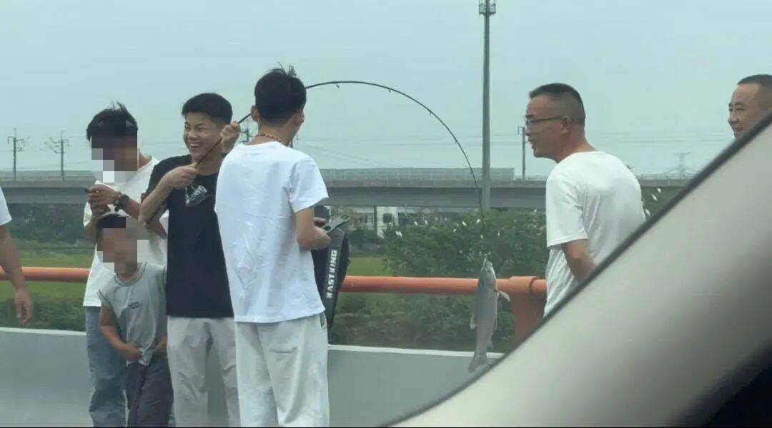 男子高速遇堵车下车钓鱼<strong></p>
<p>tp钱包下载</strong>,首竿即中!开怀大笑:“鱼送路人了”