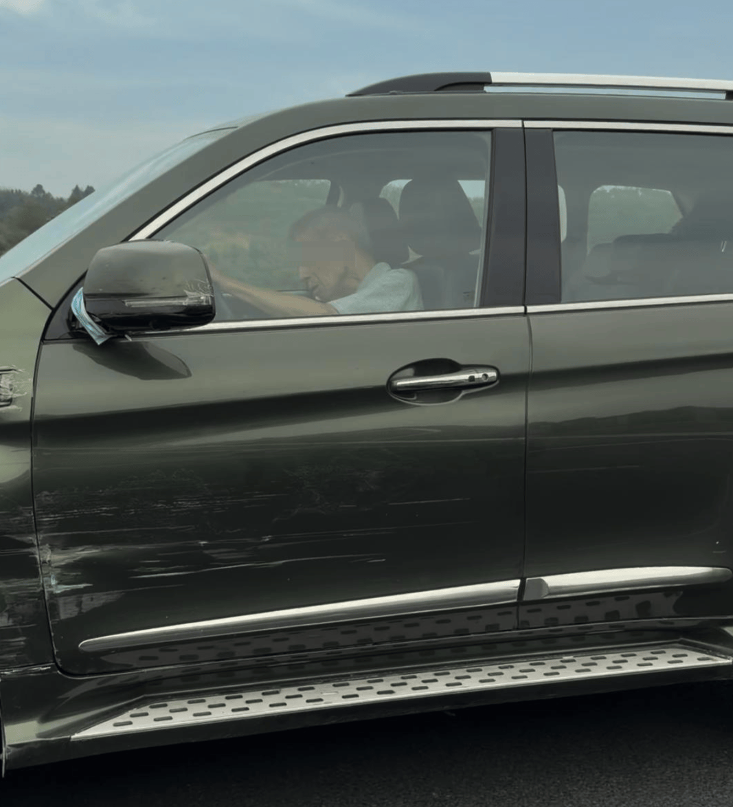 “司机像没意识了一样!”男子称SUV在高速上慢行、撞上石墩也不停<strong></p>
<p>tp钱包下载</strong>,交警:司机目前无生命危险