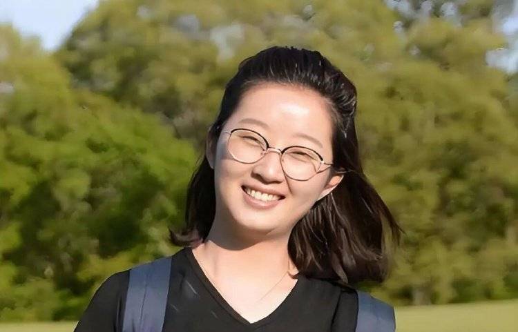 章莹颖男友国庆探望章父并协助直播<strong></p>
<p>tp钱包下载</strong>,网友劝其早点结婚,本人回应