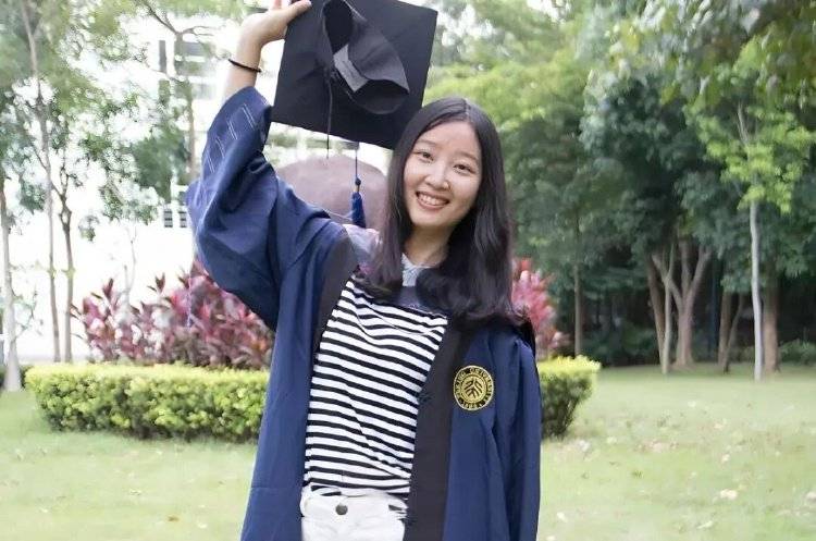 章莹颖男友国庆探望章父并协助直播<strong></p>
<p>tp钱包下载</strong>,网友劝其早点结婚,本人回应