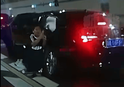 10岁男孩跪地拦车哭求“救救妈妈”<strong></p>
<p>tp钱包官网下载</strong>,感动全网!其母发声