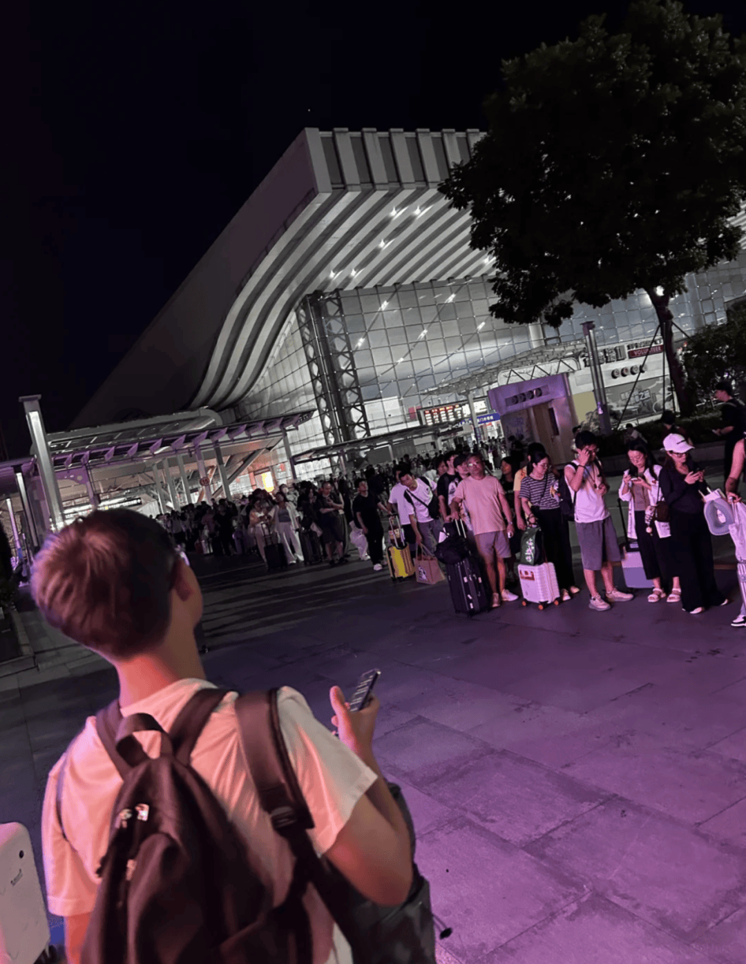 深圳北站凌晨返深被刷爆<strong></p>
<p>tp钱包安卓版</strong>!附近叫车超200人?别慌!公交地铁加班护送