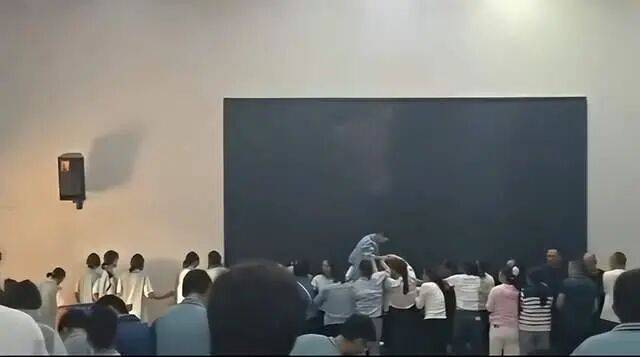 家长们跪成一排<strong></p>
<p>tp钱包安卓版</strong>,学生蒙眼从背上踩过?教育局回应河南一中学举办活动引热议:正调查处理