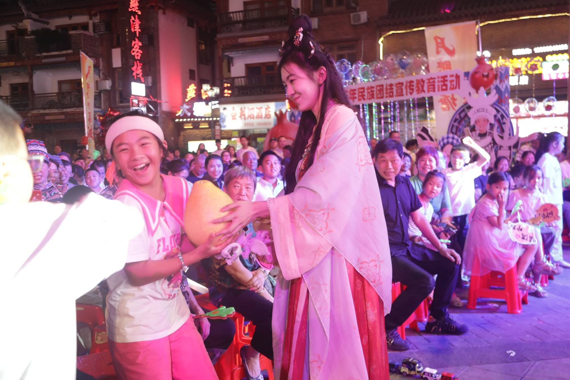 月映火塘 悦唱荔波<strong></p>
<p>tp钱包安卓版</strong>!这场中秋音乐晚会点燃团圆夜