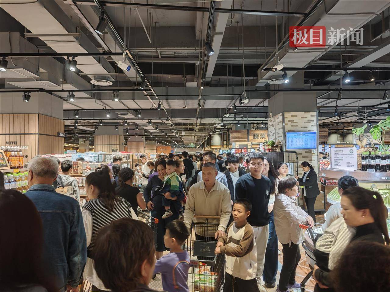 中秋夜的新乡胖东来能有多少人?多个收银口排起长队<strong></p>
<p>tp钱包安卓版</strong>,有顾客举着购物篮在人群中穿行