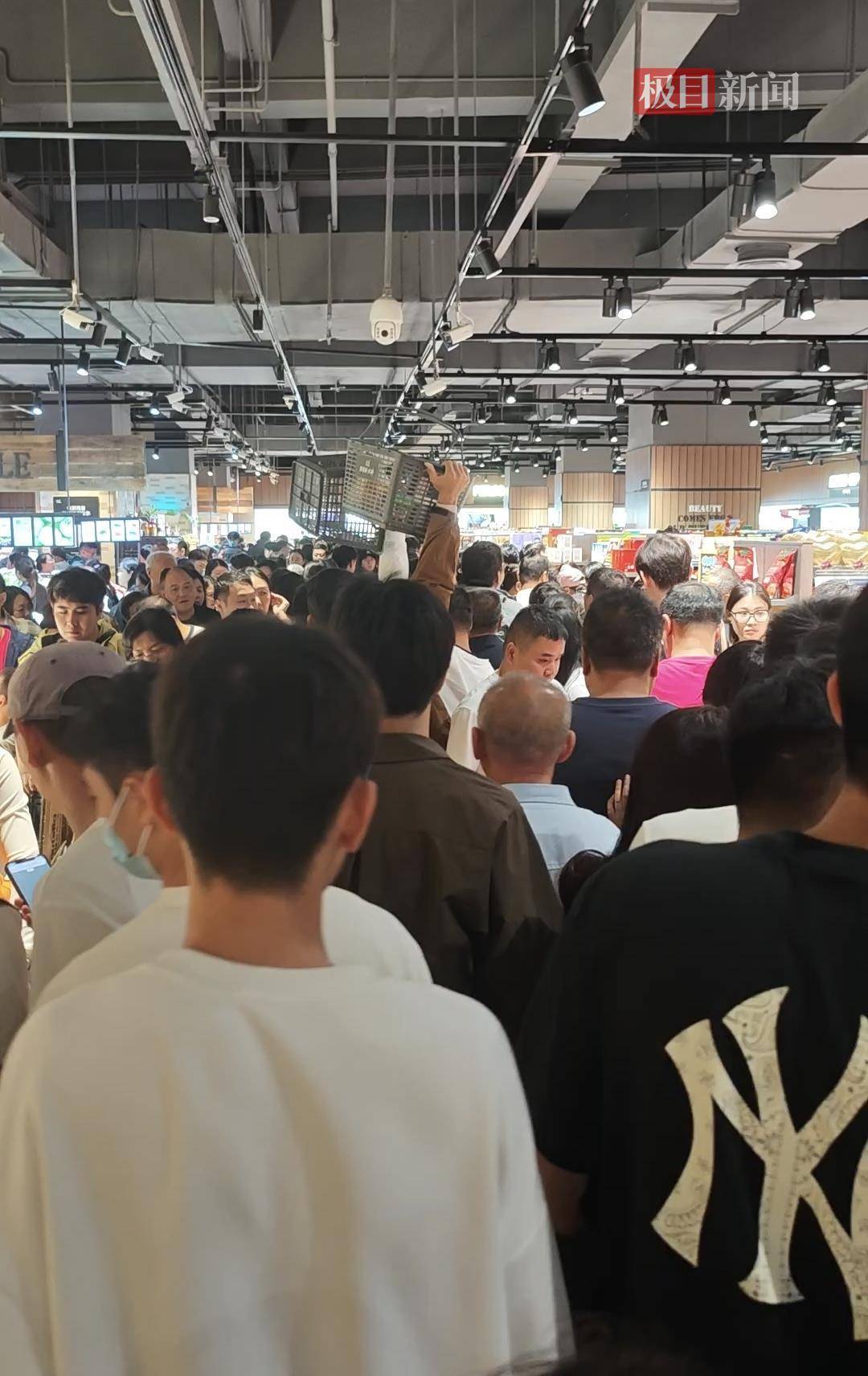 中秋夜的新乡胖东来能有多少人?多个收银口排起长队<strong></p>
<p>tp钱包安卓版</strong>,有顾客举着购物篮在人群中穿行