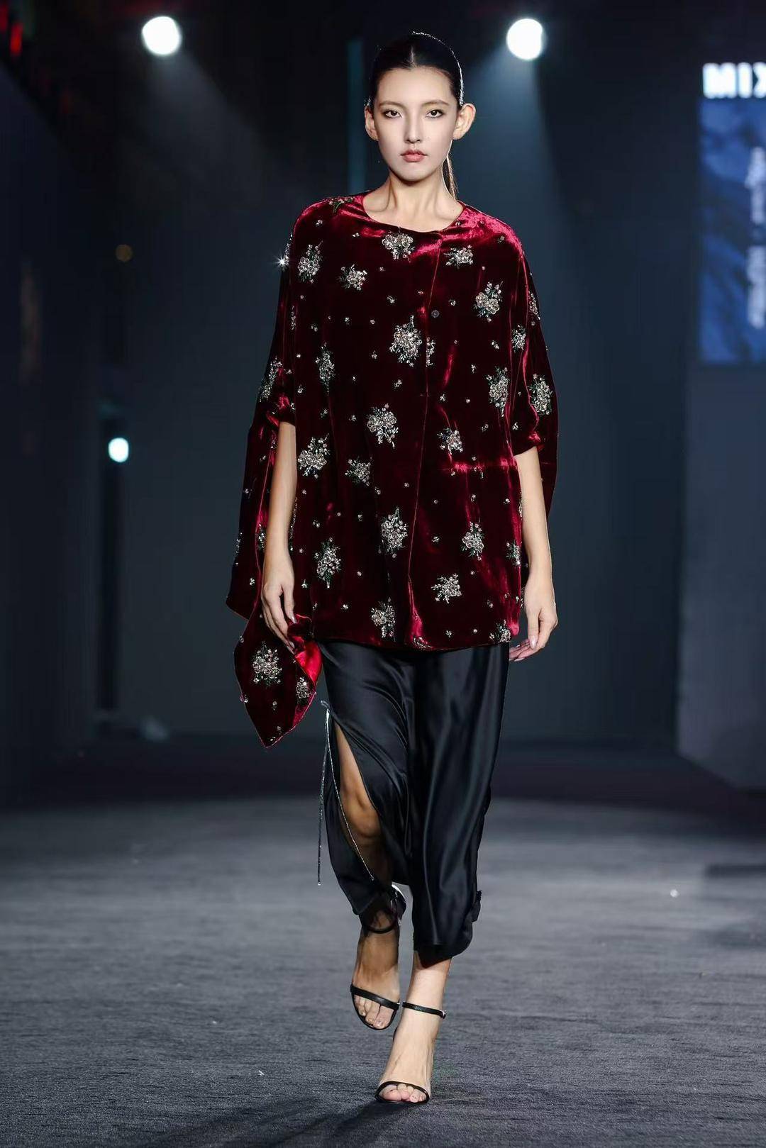 非遗惊艳、萌娃抢镜、大码模特出圈<strong></p>
<p>tp钱包官方网站</strong>!南京国际时尚周看点太密