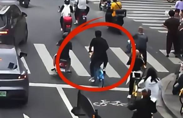 看着都疼<strong></p>
<p>tp钱包在国内合法吗</strong>!上海街头一男子突然求助:10岁女儿被死死卡住!这个行为太危险→
