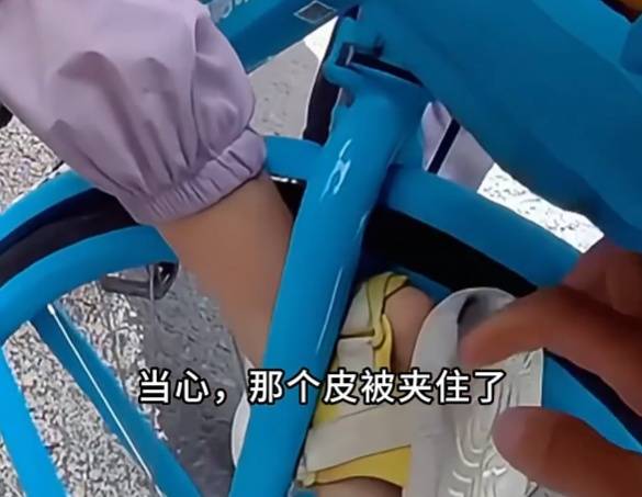 看着都疼<strong></p>
<p>tp钱包在国内合法吗</strong>!上海街头一男子突然求助:10岁女儿被死死卡住!这个行为太危险→