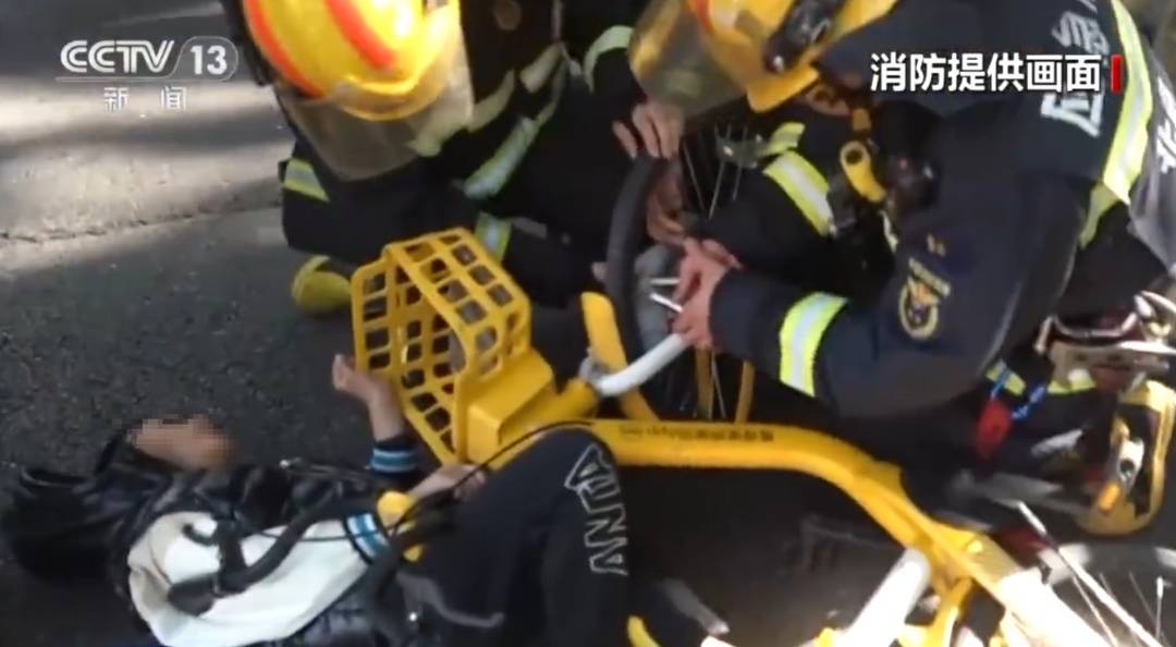 看着都疼<strong></p>
<p>tp钱包在国内合法吗</strong>!上海街头一男子突然求助:10岁女儿被死死卡住!这个行为太危险→