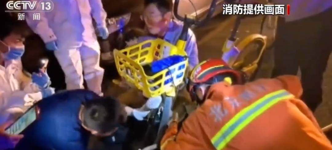 看着都疼<strong></p>
<p>tp钱包在国内合法吗</strong>!上海街头一男子突然求助:10岁女儿被死死卡住!这个行为太危险→