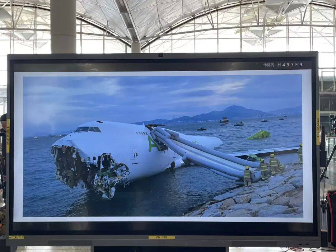 机身断成两截<strong></p>
<p>tp钱包使用教程</strong>,2名遇难者在海下约7米处被找到,巡逻车在飞机跑道外被撞进海里,香港机场飞机坠海事故更多细节披露