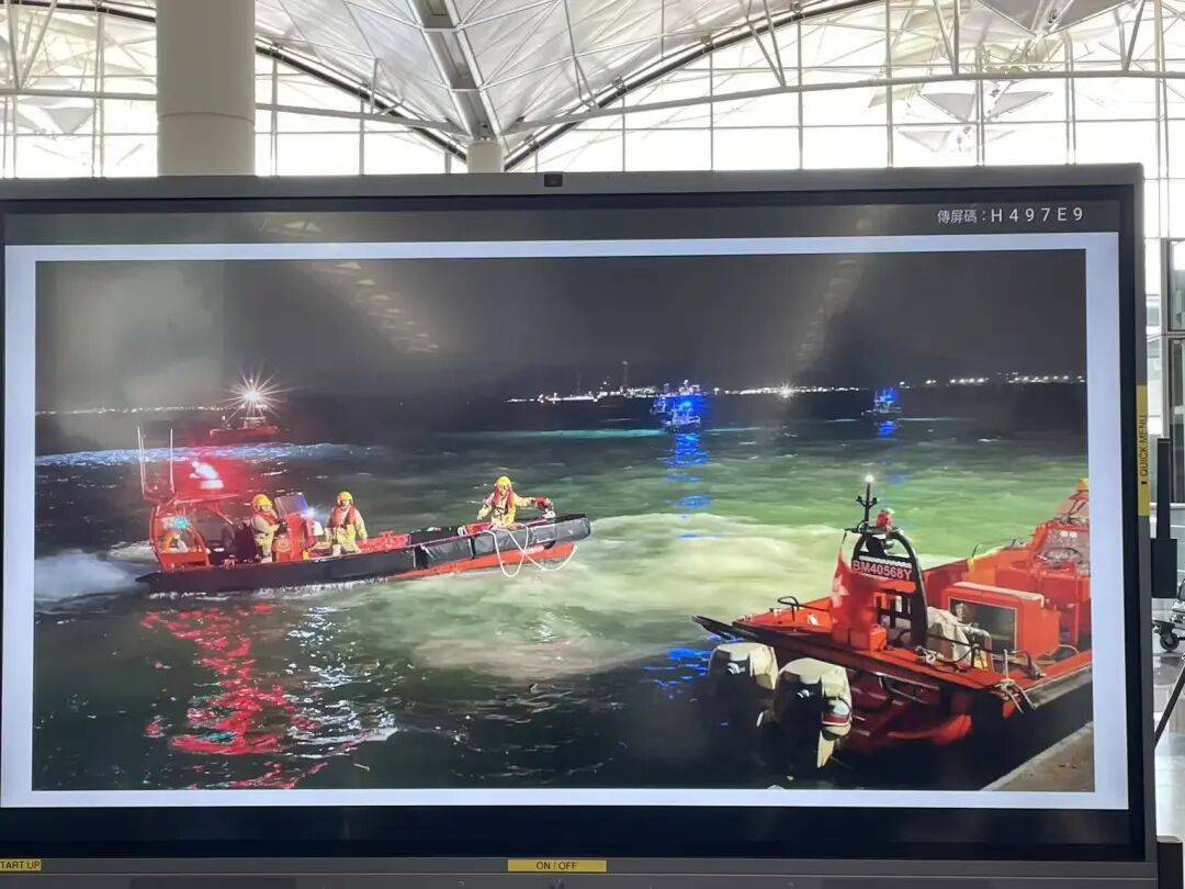 机身断成两截<strong></p>
<p>tp钱包使用教程</strong>,2名遇难者在海下约7米处被找到,巡逻车在飞机跑道外被撞进海里,香港机场飞机坠海事故更多细节披露