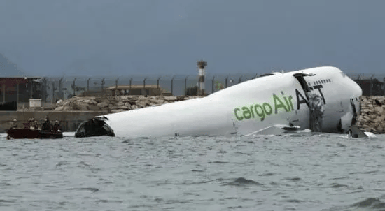 机身断成两截<strong></p>
<p>tp钱包使用教程</strong>,2名遇难者在海下约7米处被找到,巡逻车在飞机跑道外被撞进海里,香港机场飞机坠海事故更多细节披露