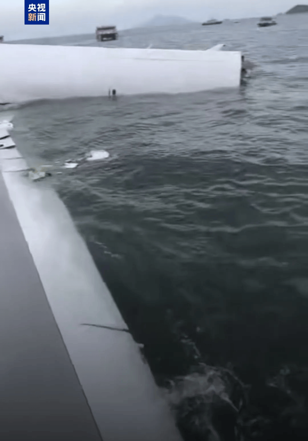 机身断成两截<strong></p>
<p>tp钱包使用教程</strong>,2名遇难者在海下约7米处被找到,巡逻车在飞机跑道外被撞进海里,香港机场飞机坠海事故更多细节披露