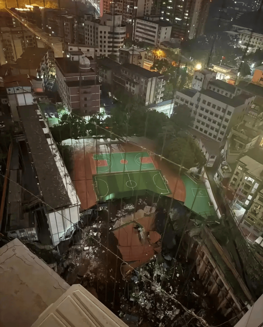 近4000人小学突发坍塌形成巨大坑洞<strong></p>
<p>tp钱包app下载安装</strong>,操场塌下去一半,“还好发生在夜里”