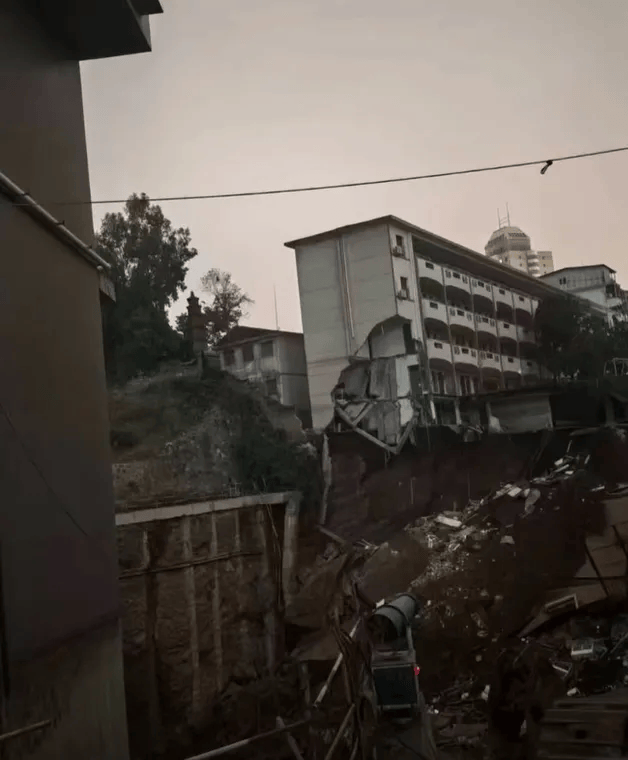 近4000人小学突发坍塌形成巨大坑洞<strong></p>
<p>tp钱包app下载安装</strong>,操场塌下去一半,“还好发生在夜里”