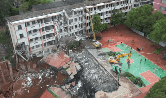 近4000人小学突发坍塌形成巨大坑洞<strong></p>
<p>tp钱包app下载安装</strong>,操场塌下去一半,“还好发生在夜里”