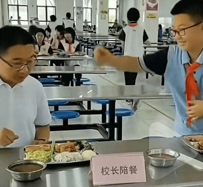 因“被学生抢鸡排”走红的校长病逝<strong></p>
<p>tp钱包官网下载</strong>,其子:月初刚做心血管手术,约千人赶来送最后一程