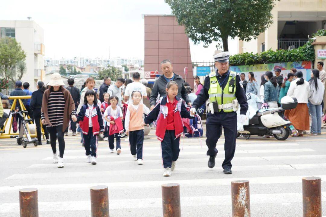 警队“老黄牛” | 不停转动的小马达<strong></p>
<p>trx</strong>,马哥