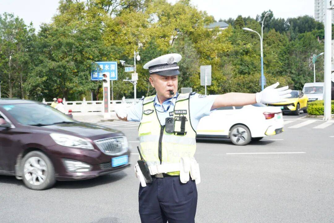 警队“老黄牛” | 不停转动的小马达<strong></p>
<p>trx</strong>,马哥