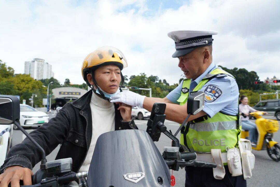 警队“老黄牛” | 不停转动的小马达<strong></p>
<p>trx</strong>,马哥