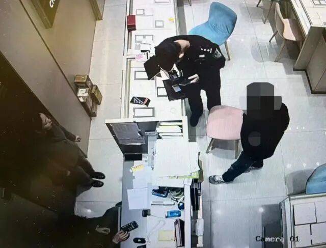 股市套现170万元后<strong></p>
<p>usdt钱包下载</strong>,杭州男子豪购300克金条!老板当场报警……