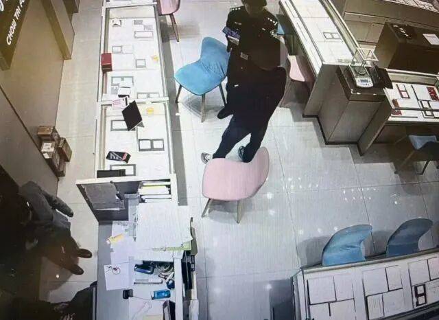 股市套现170万元后<strong></p>
<p>usdt钱包下载</strong>,杭州男子豪购300克金条!老板当场报警……