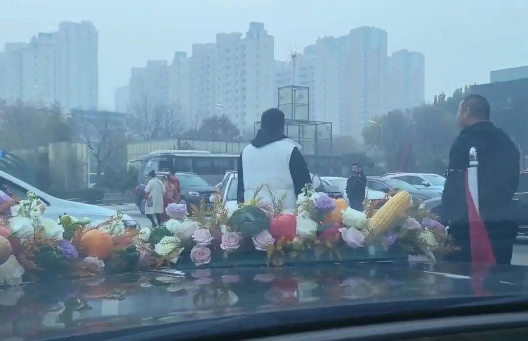 “不给50条烟不让走” ? 知情者称一婚车被拦<strong></p>
<p>usdt钱包下载</strong>,新人弃车离开,律师:已达刑事立案标准