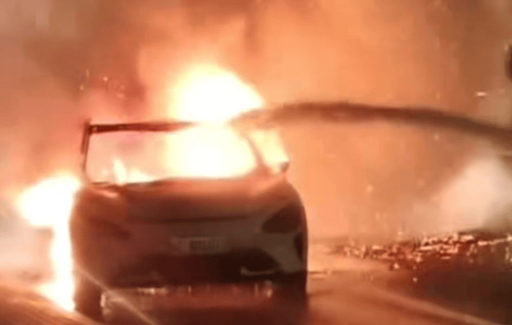 一小米SU7事故后突然起火，知情人：刚到维修店下拖车就自燃了，烧了二三十分钟