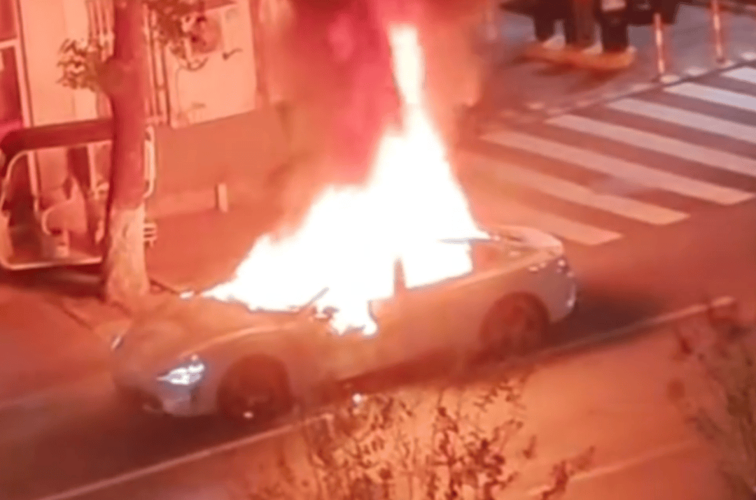 一小米SU7事故后突然起火<strong></p>
<p>usdt今日价格</strong>,知情人:刚到维修店下拖车就自燃了,烧了二三十分钟