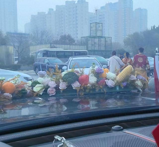 河北一对新人结婚遭拦车索要50条香烟，街道办接线员称“拦婚车较常见，不拦反而不好”